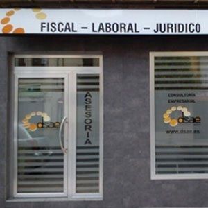 Un edificio con un cartel que dice fiscal - laboral - juridica