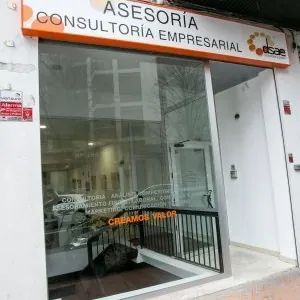 Un frente de tienda con un cartel que dice asesoría consultoría empresarial.
