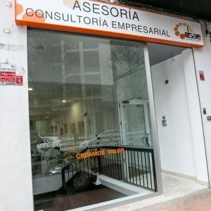 Un escaparate con un cartel que dice asesoría consultoría empresarial