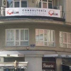 Un edificio con un cartel que dice consultoria empresarial