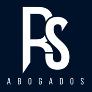 Iniciales “RS” en color blanco sobre texto “ABOGADOS”, sobre fondo azul oscuro.