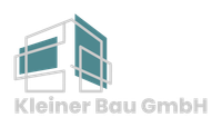 Logo für Kleiner Bau GmbH: Blaugrüne geometrische Formen mit grauer Umrandung über dem grauen Text „Kleiner Bau GmbH“.