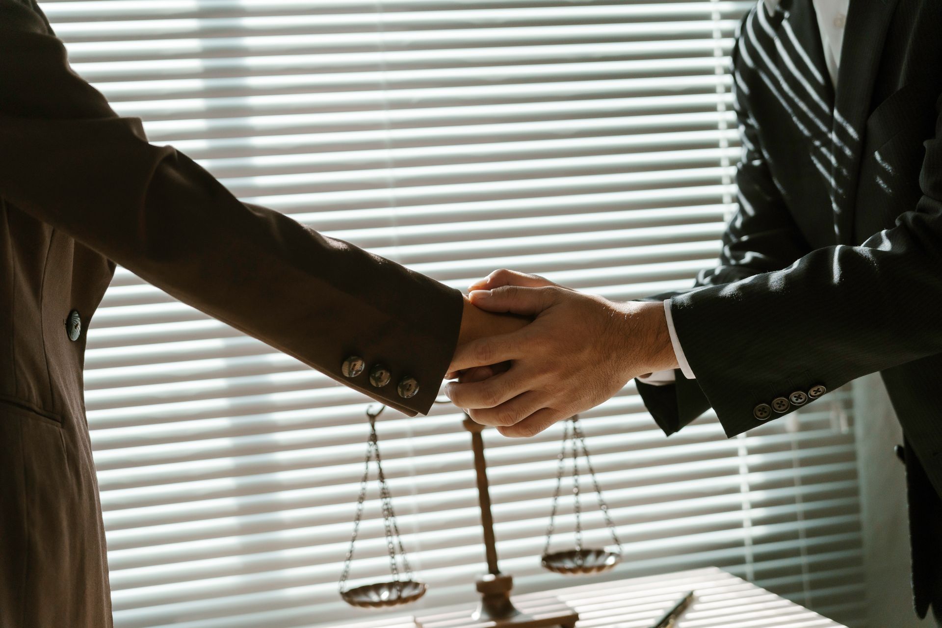 Due uomini si stringono la mano