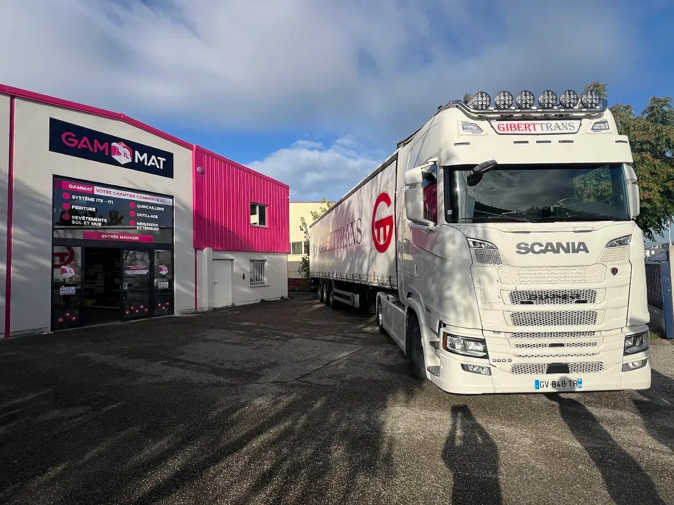 Camion blanc à côté du magasin GAMMAT.