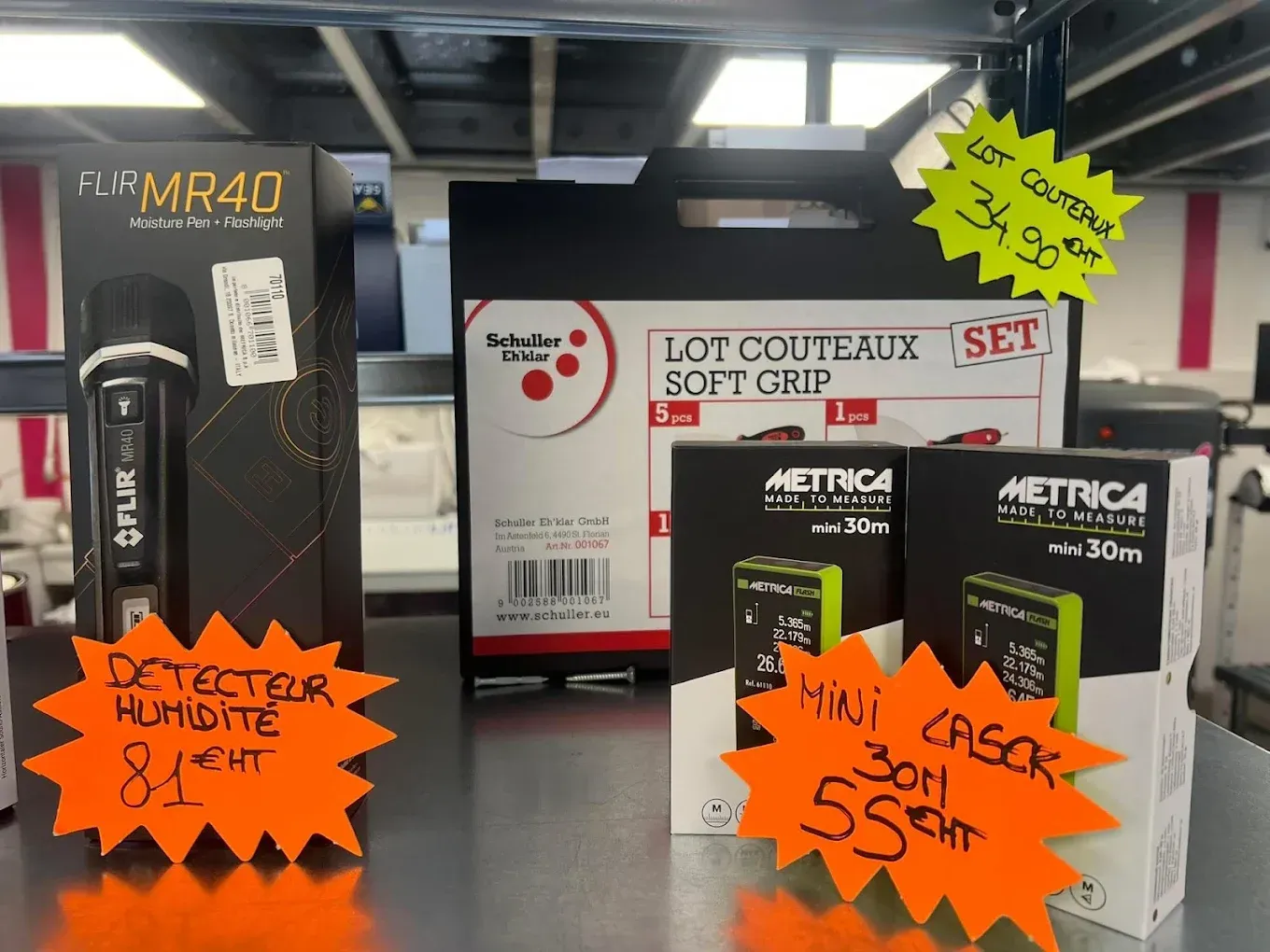 Des étagères présentent divers produits en magasin.