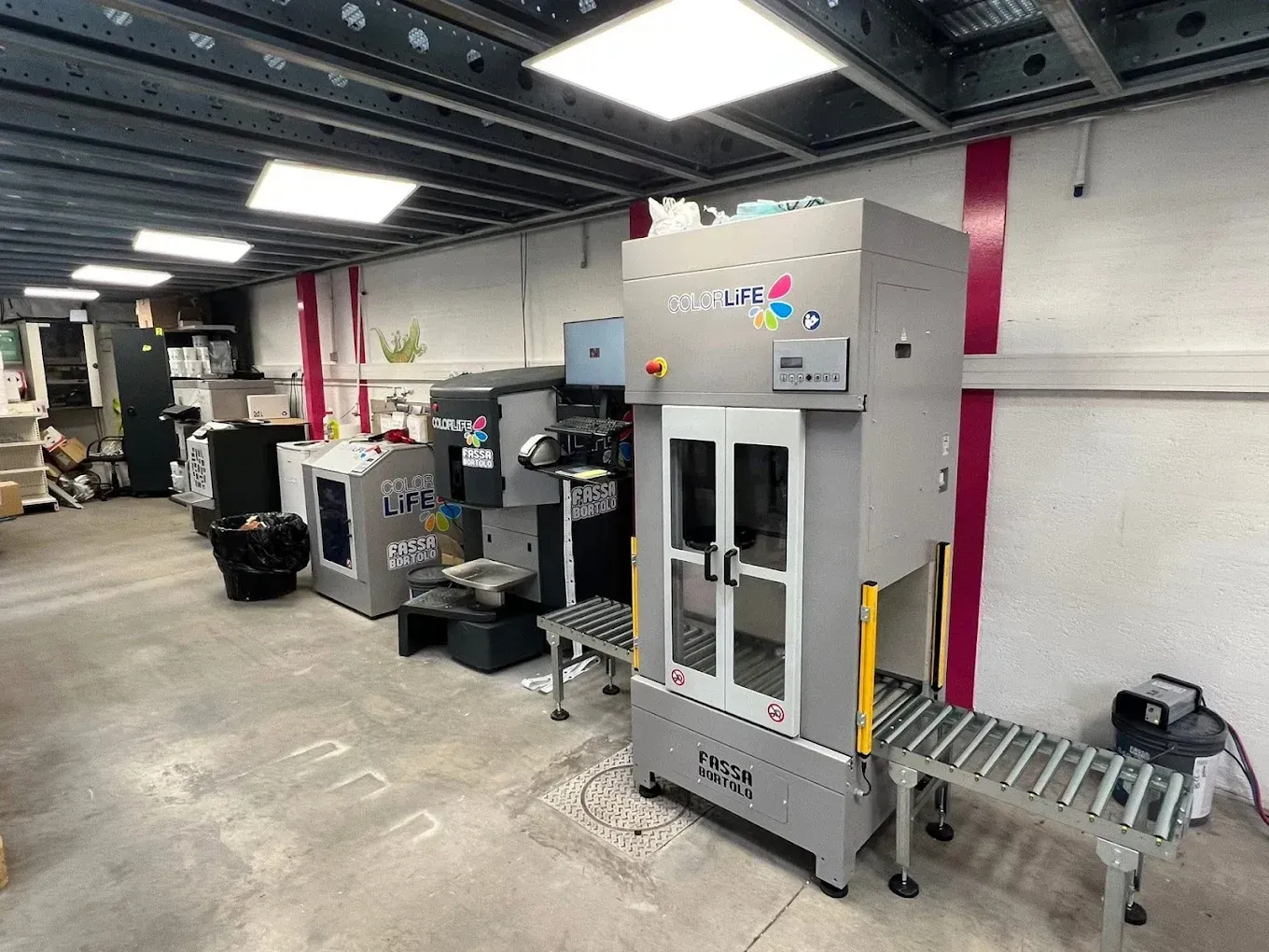 Équipements de peinture professionnelle dans le magasin.