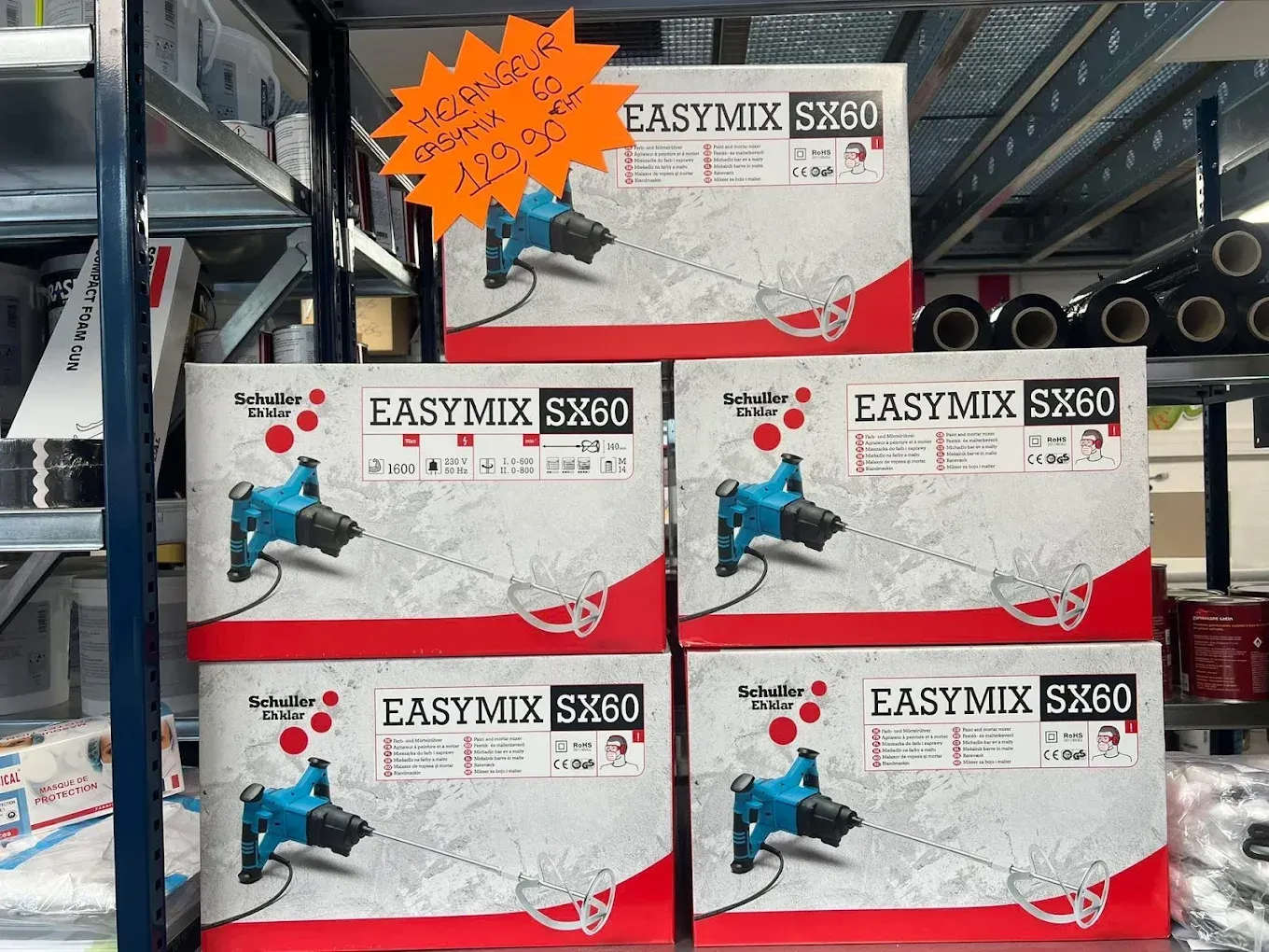 Des boîtes de pompes à eau Easymix SX60 empilées sur une étagère.