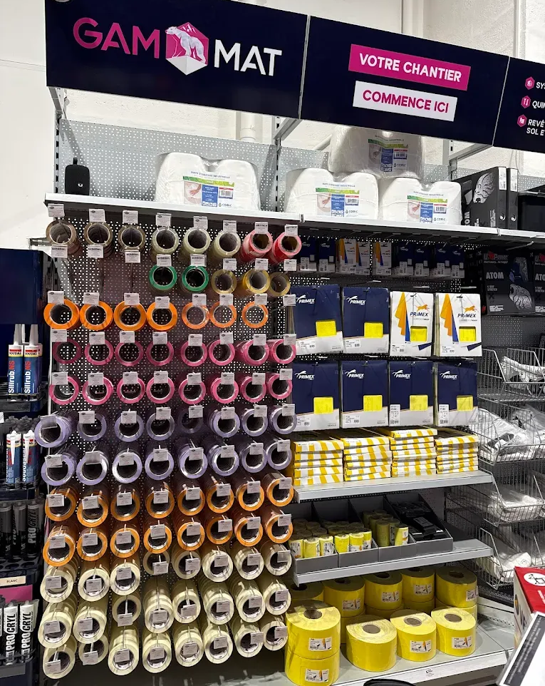 Présentation de rubans adhésifs colorés et de matériaux de construction.