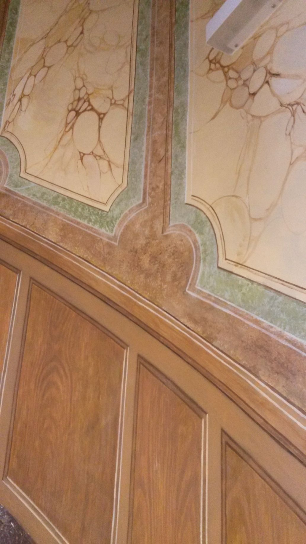 Un gros plan d'un mur en bois avec une bordure en marbre