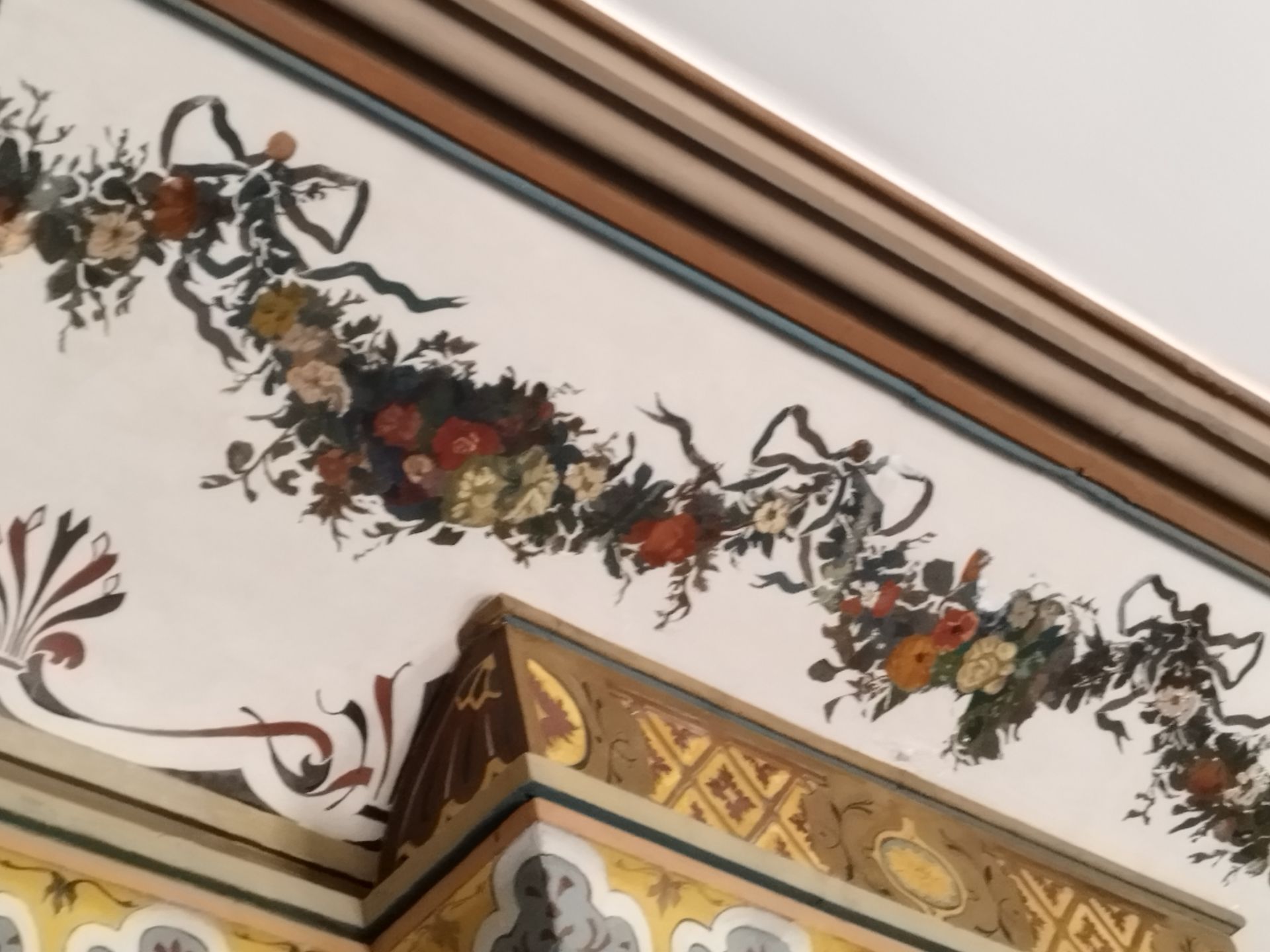 Un plafond avec un motif floral dessus
