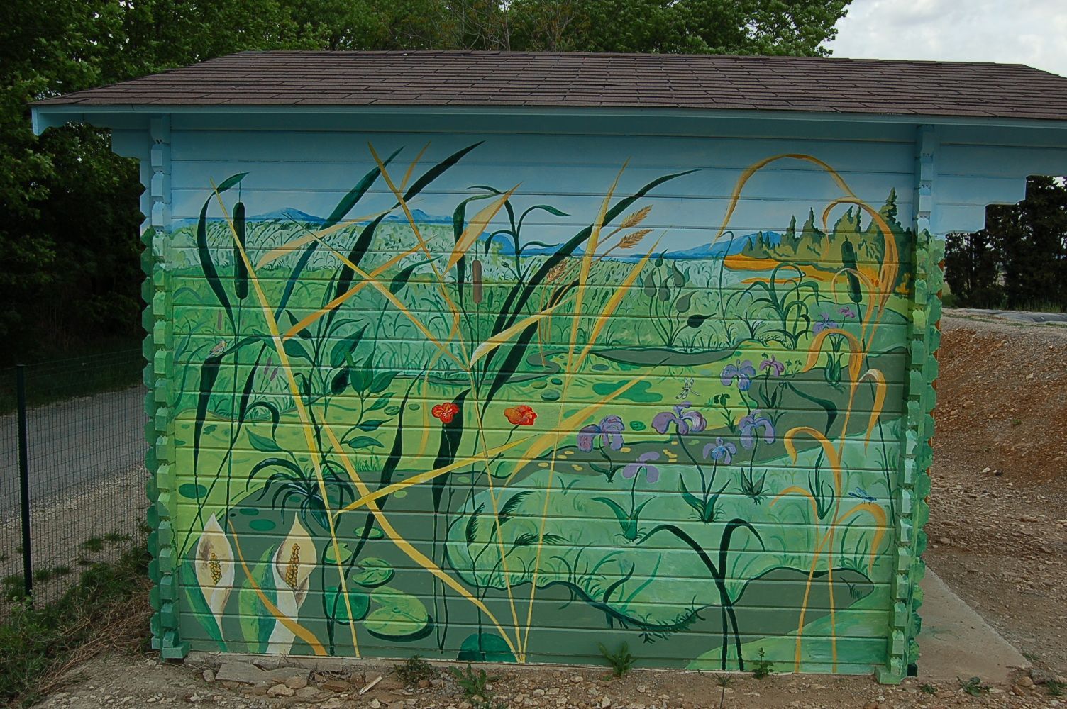 Un hangar en bois avec un tableau sur le côté