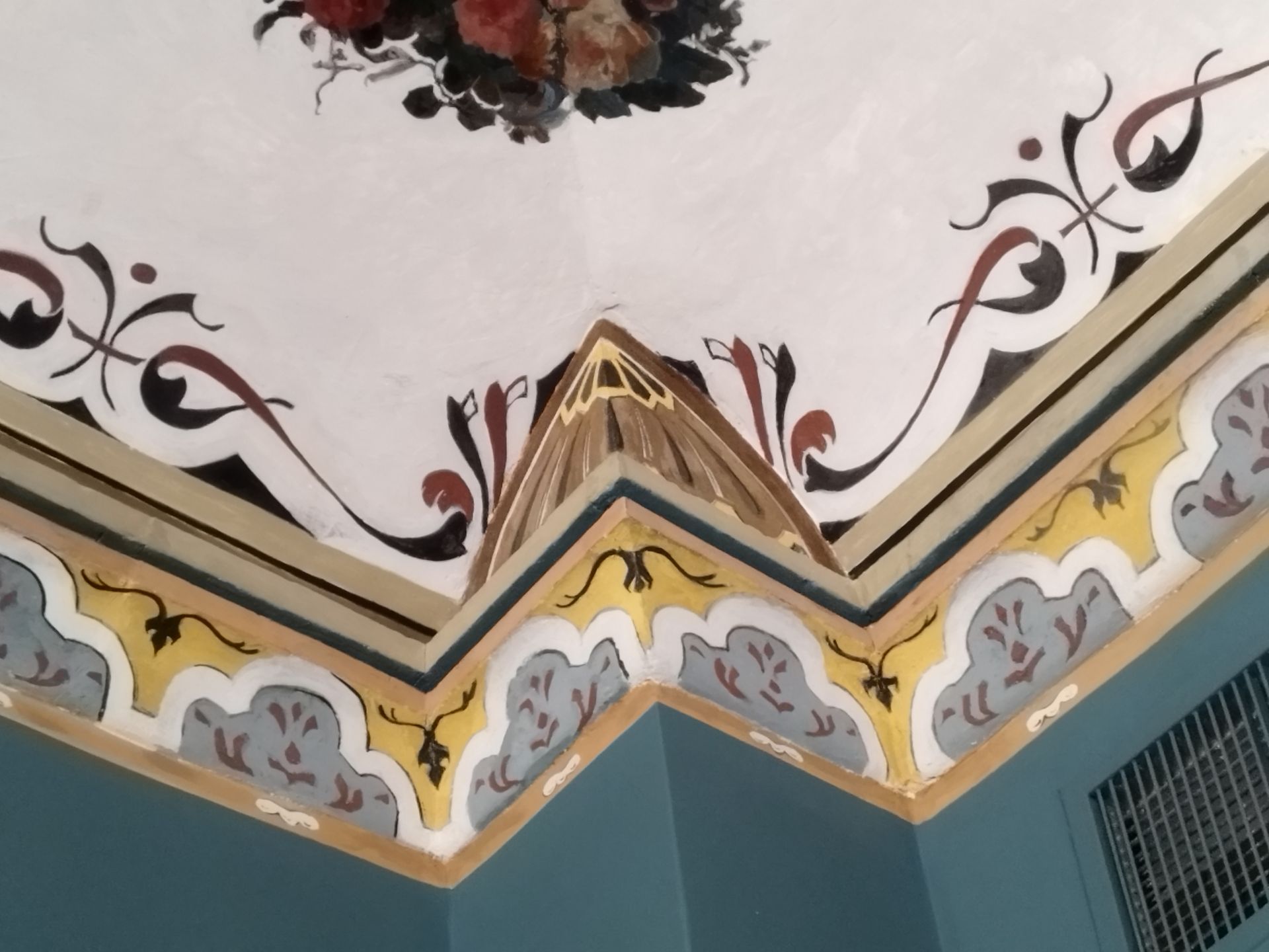 Un plafond avec un motif floral dessus