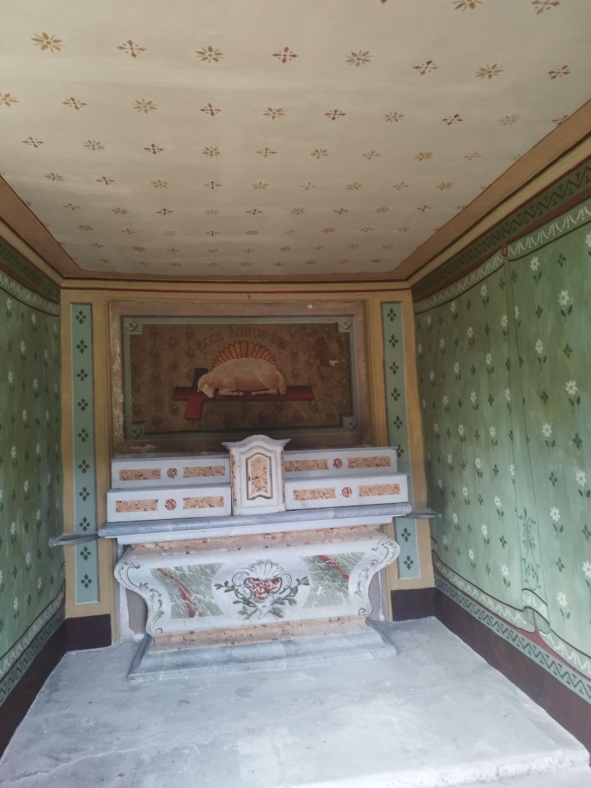 Une petite pièce avec une table et un tableau sur le mur