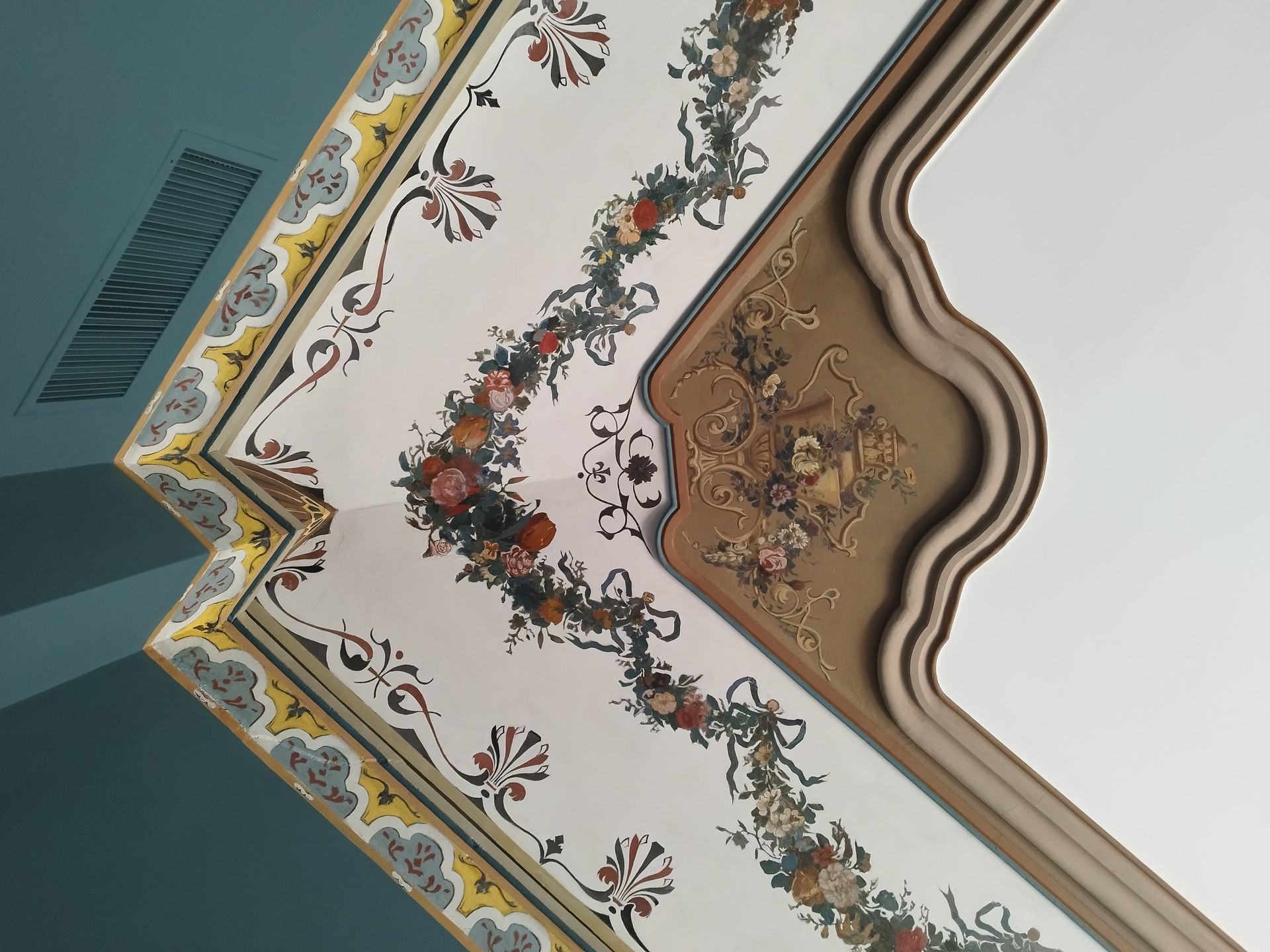 Un plafond avec un motif floral dessus
