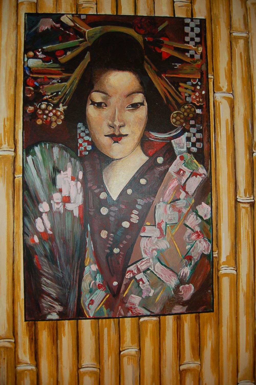Un tableau d'une geisha est accroché sur un mur en bambou