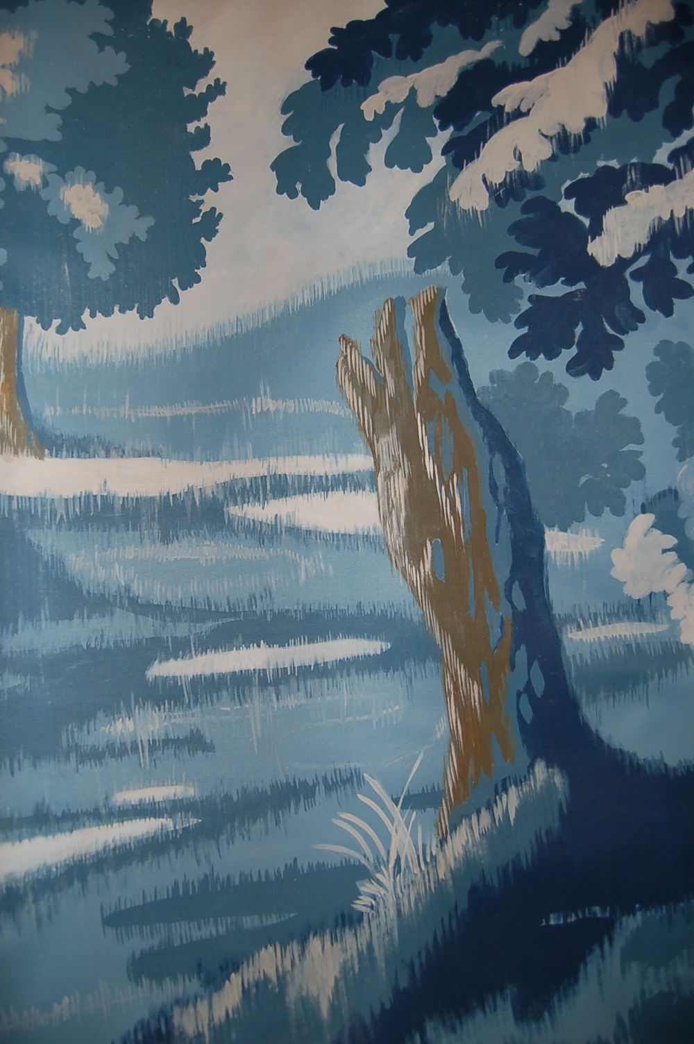 Une peinture bleue et blanche d'arbres dans un champ