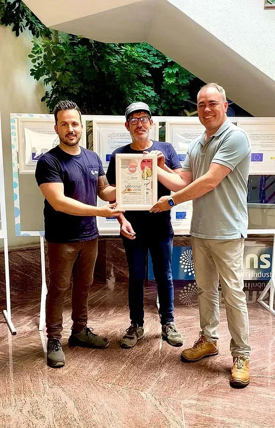 Tres hombres están uno al lado del otro sosteniendo un certificado.