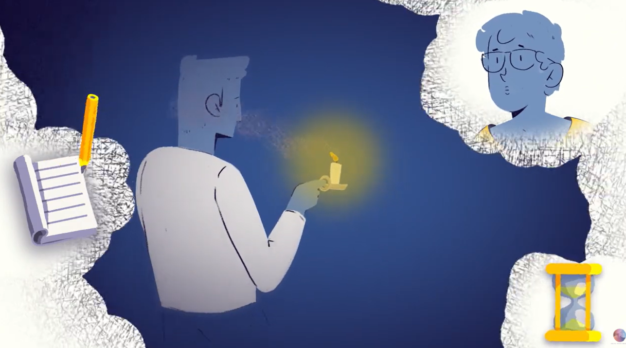 Une personne tenant une bougie, pensive. Un carnet, un sablier et le visage d'une autre personne apparaissent sur un fond bleu foncé.