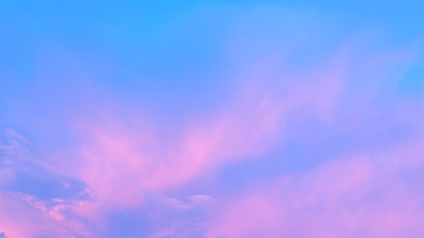 Ciel bleu avec des nuages ​​roses et violets.