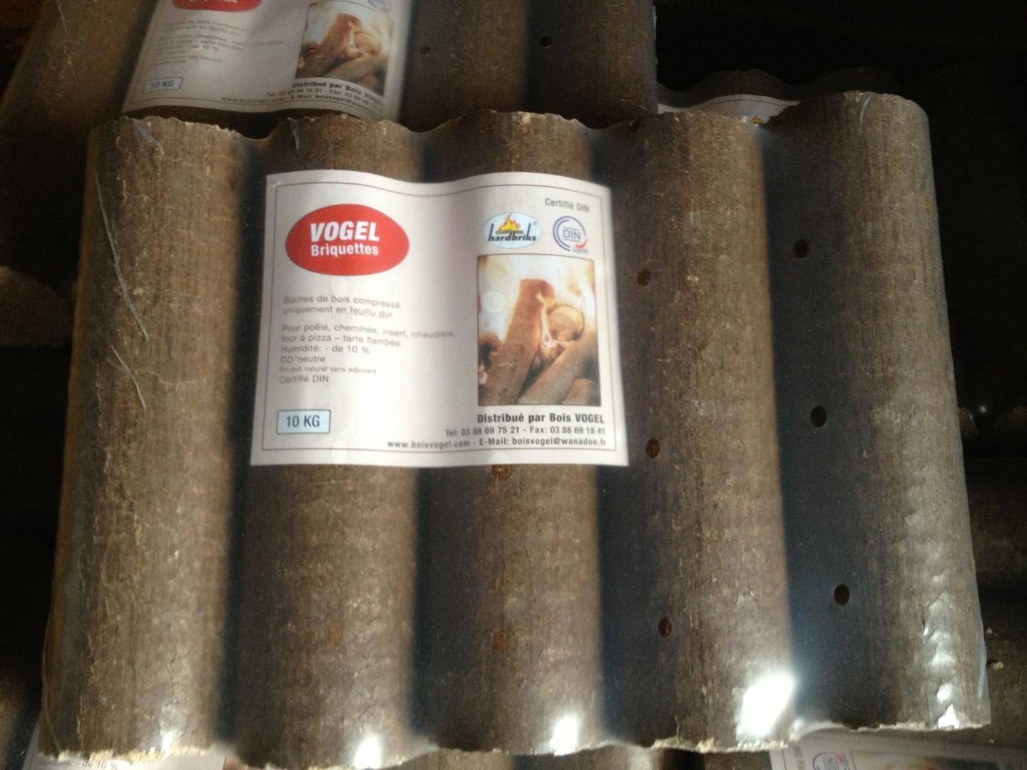 Bûches de bois compressées de jour en hêtre