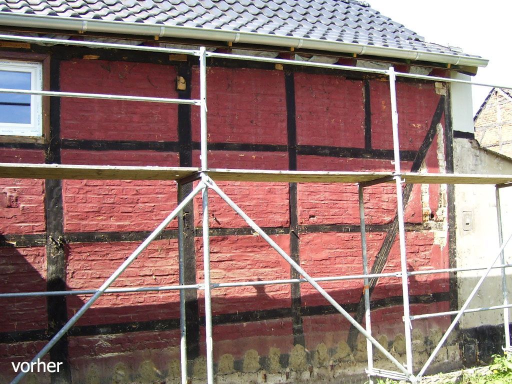 Ein rotes Backsteingebäude mit Gerüst davor
