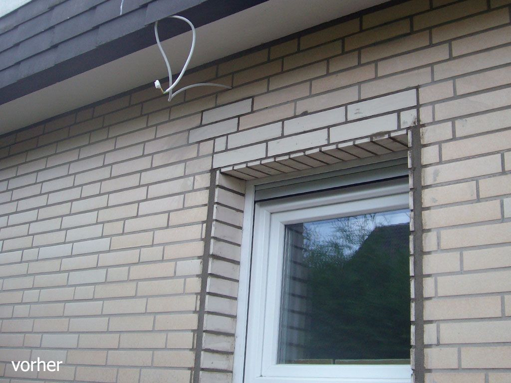 Eine Ziegelwand mit einem Fenster und dem Wort „Vorher“ darunter