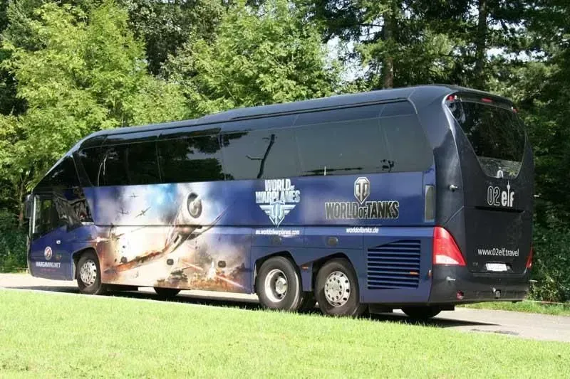 Ein blauer Bus steht am Straßenrand, 02elf Travel GmbH & Co KG