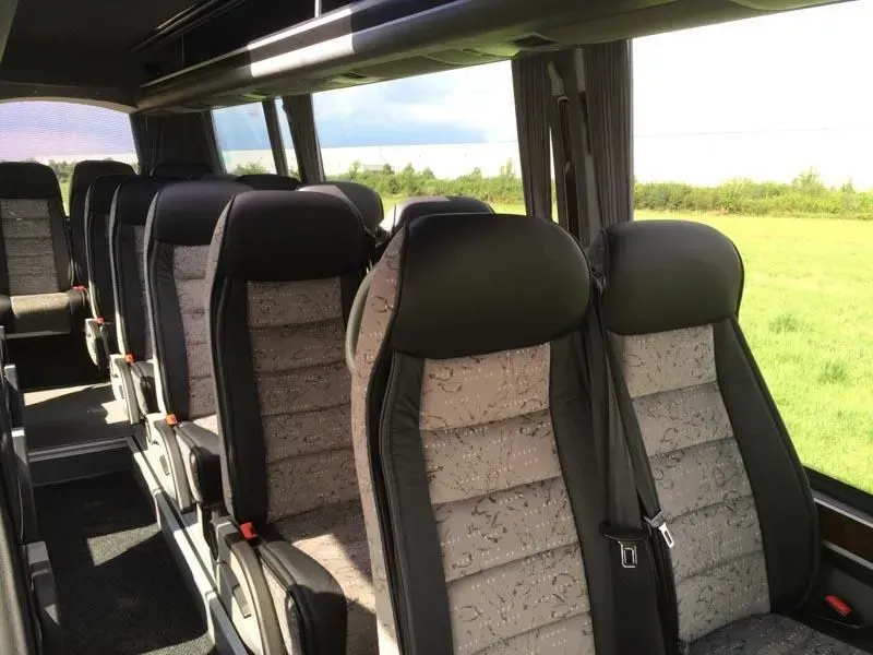 Das Innere eines Busses mit einem Feld im Hintergrund. 02elf Travel GmbH & Co KG