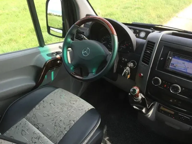 Der Innenraum eines Mercedes-Vans mit einem grünen Lenkrad, 02elf Travel GmbH & Co KG