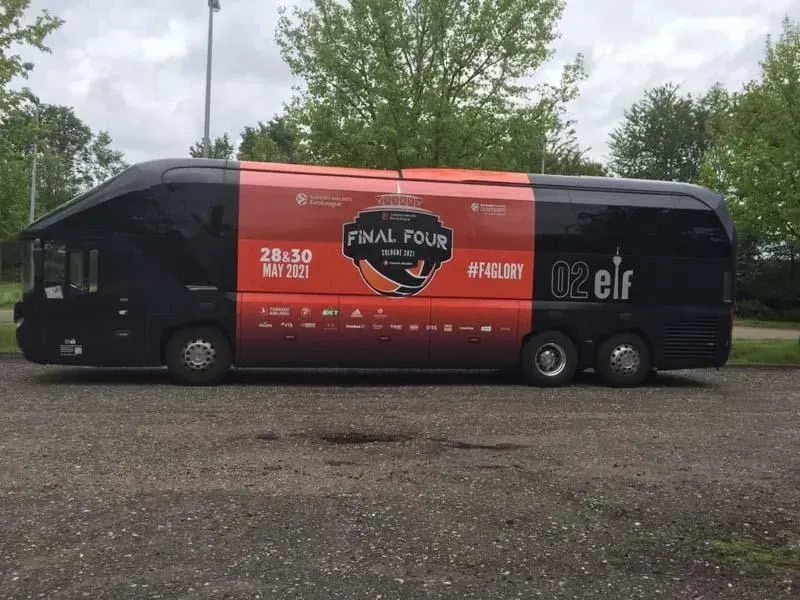 Ein schwarz-roter Bus steht auf einem Parkplatz. 02elf Travel GmbH & Co KG