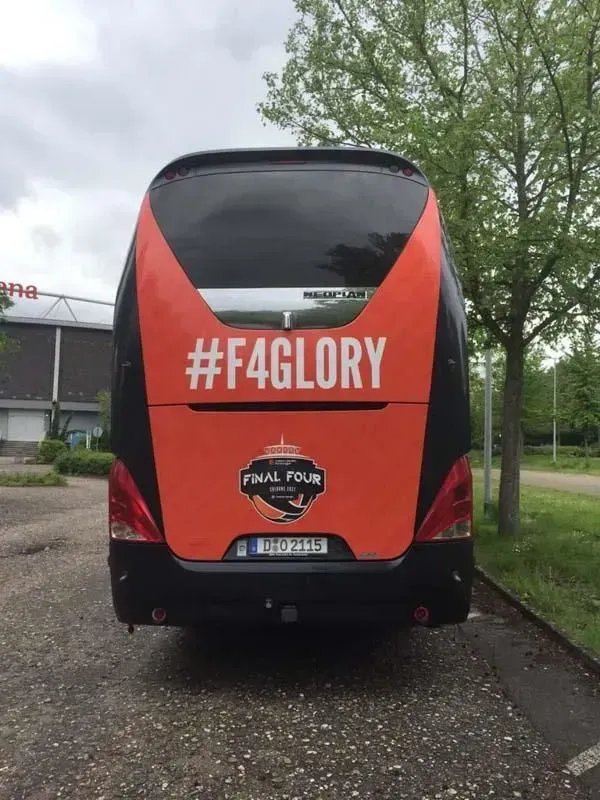 Bus mit Aufschrift F4Glory, 02elf Travel GmbH & Co KG