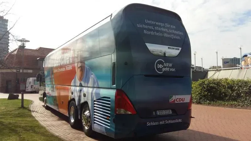 Ein Doppeldeckerbus parkt am Straßenrand. 02elf Travel GmbH & Co KG
