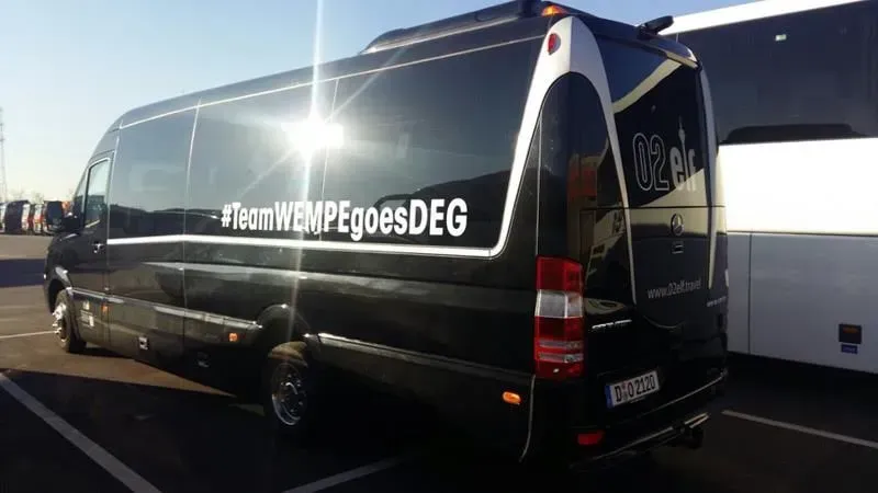 Ein schwarzer Lieferwagen steht auf einem Parkplatz, 02elf Travel GmbH & Co KG