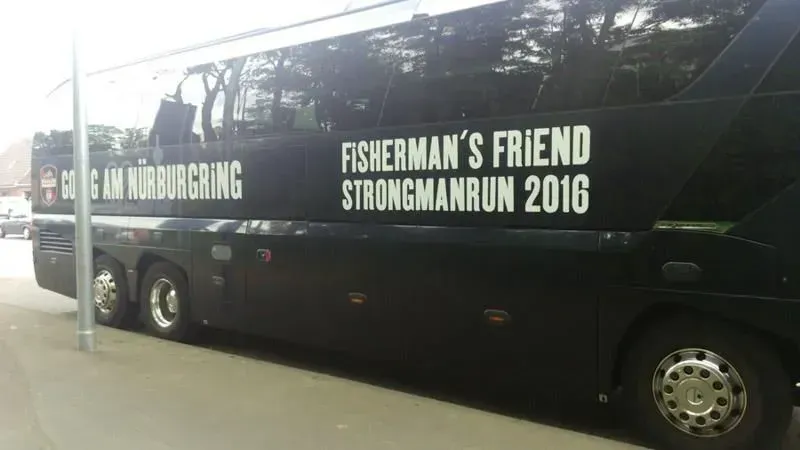 Ein schwarzer Bus mit der Aufschrift „Fisherman's Friend Strongmanrun 2016“, 02elf Travel GmbH & Co KG