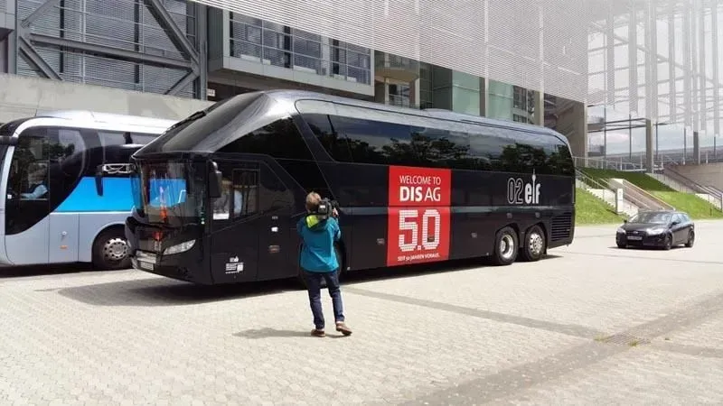 Ein Mann macht ein Foto von einem Bus mit der Nummer 50 darauf. 02elf Travel GmbH & Co KG