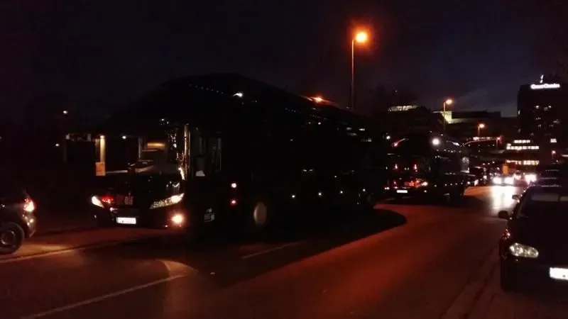 Ein Bus steht nachts am Straßenrand, 02elf Travel GmbH & Co KG