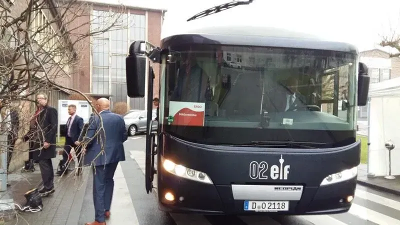 Ein schwarzer Elfenbus steht am Straßenrand