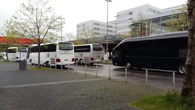 Eine Reihe von Bussen stehen auf einem Parkplatz