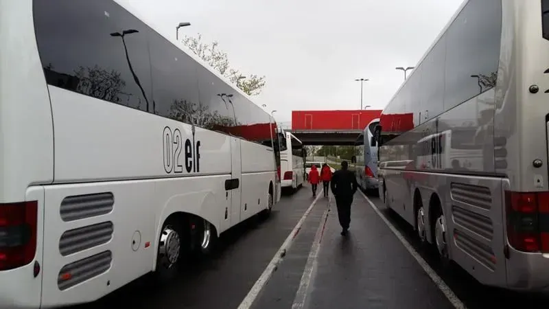 Eine Gruppe von Bussen parkt am Straßenrand