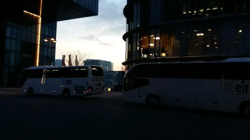 Ein Bus mit dem Wort Elf an der Seite, 02elf Travel GmbH & Co KG