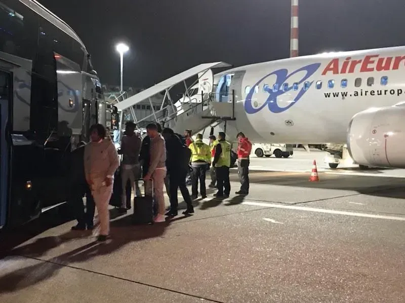 Eine Gruppe von Menschen steht vor einem Flugzeug der Air Europ, 02elf Travel GmbH & Co KG