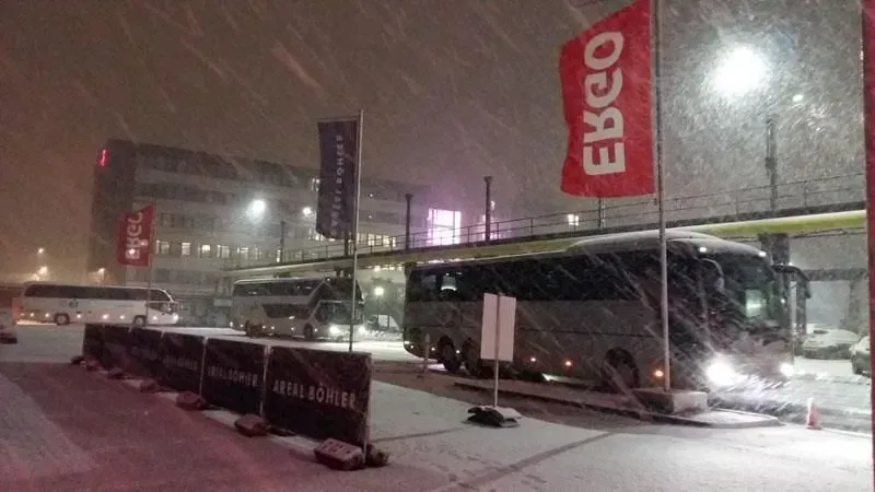 Ein Bus parkt vor einem Gebäude mit einer roten Fahne, auf der ebco steht, 02elf Travel GmbH & Co KG