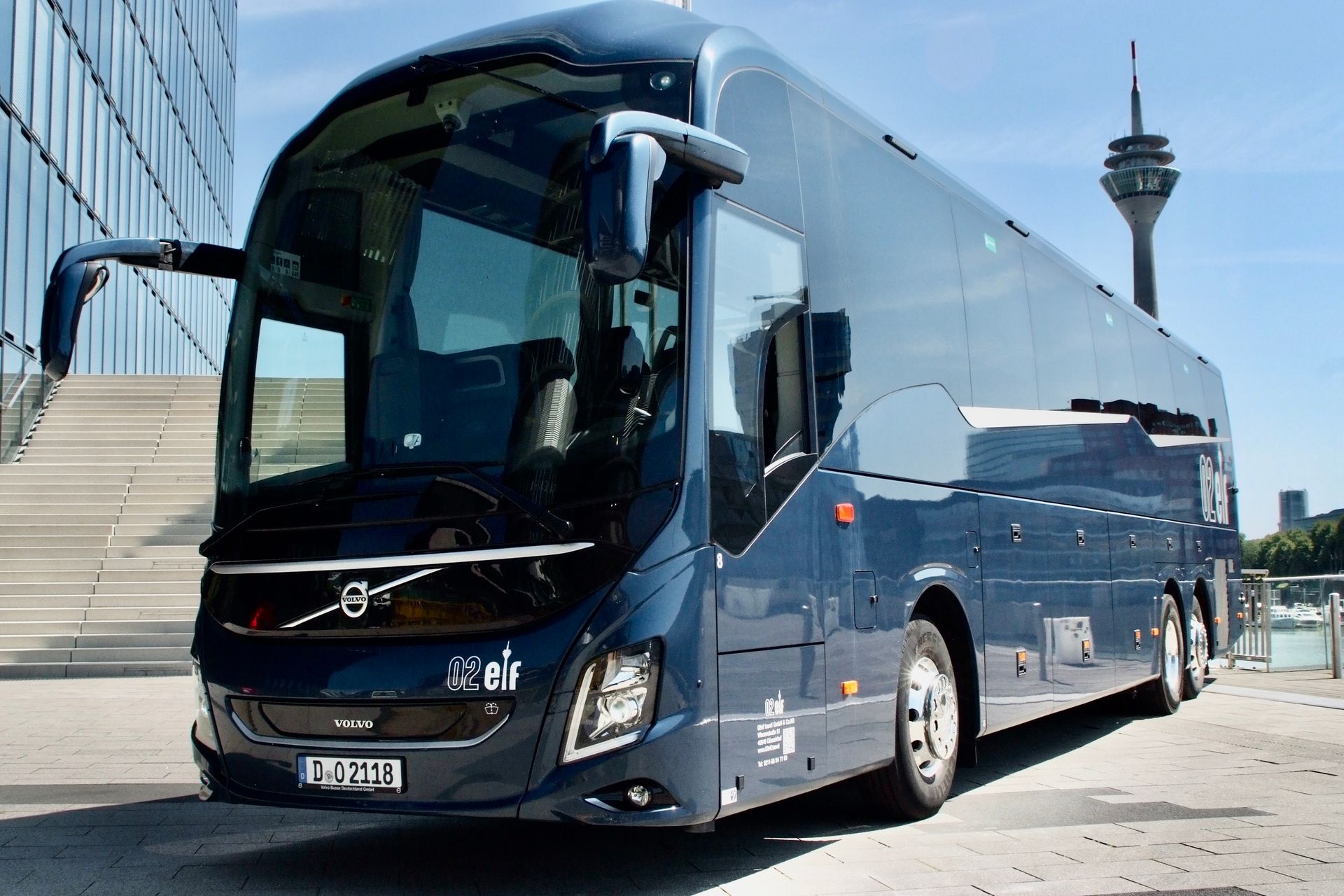 Ein schwarzer Mercedes-Van ist auf einer Wiese geparkt. 02elf Travel GmbH & Co KG