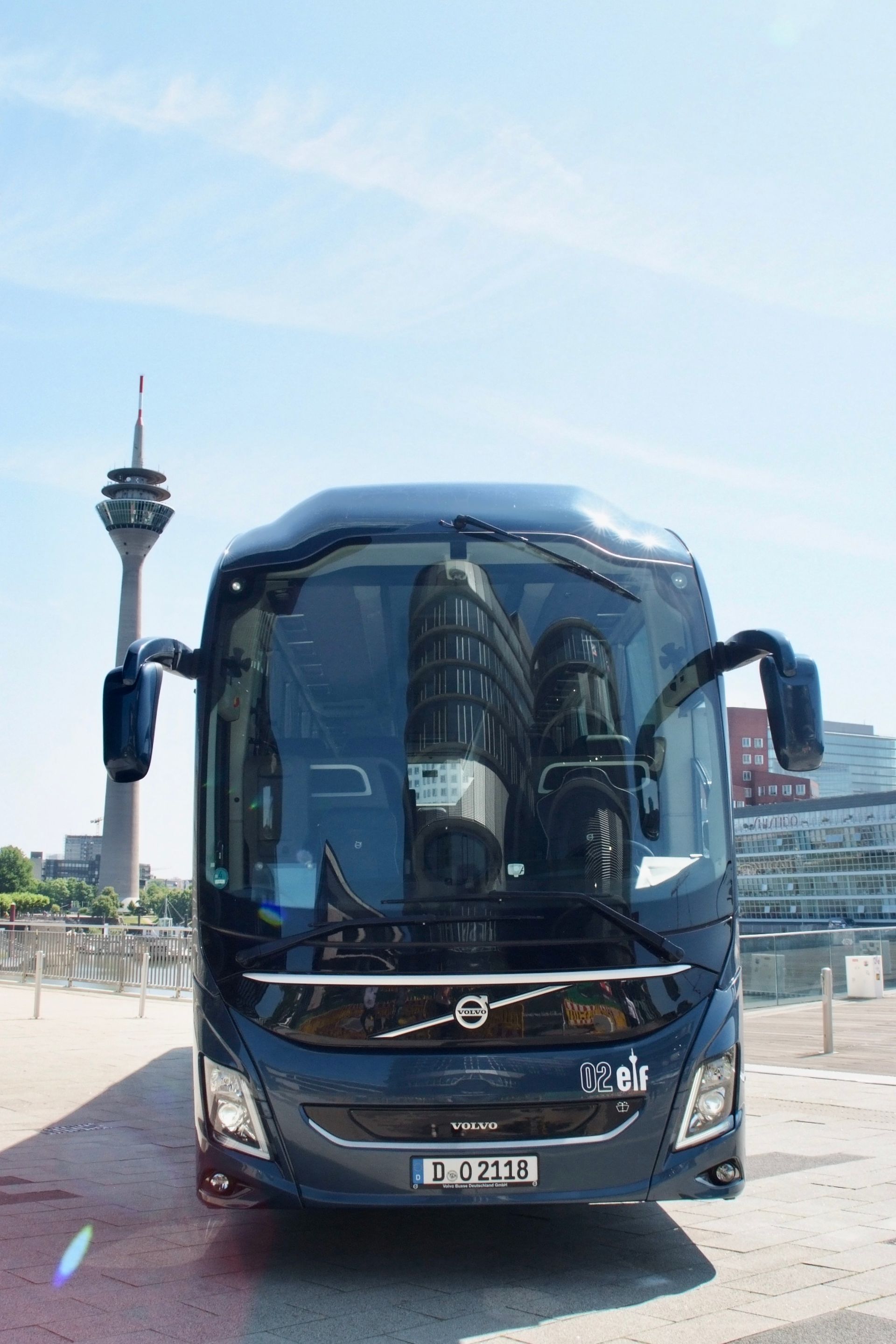 Ein blauer Bus mit dem Wort Elf darauf, 02elf Travel GmbH & Co KG