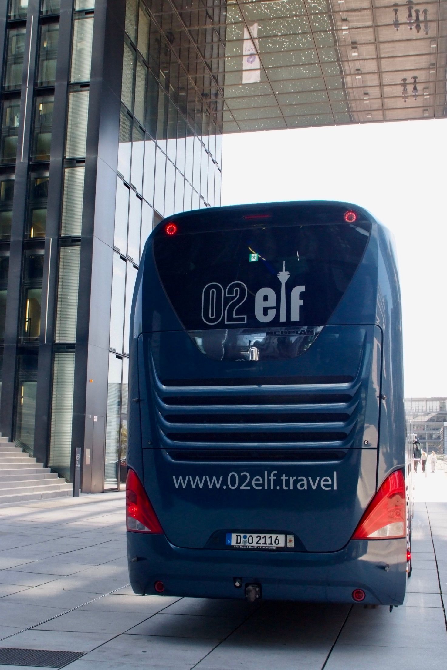 Ein schwarzer Lieferwagen steht auf einem Parkplatz, 02elf Travel GmbH & Co KG