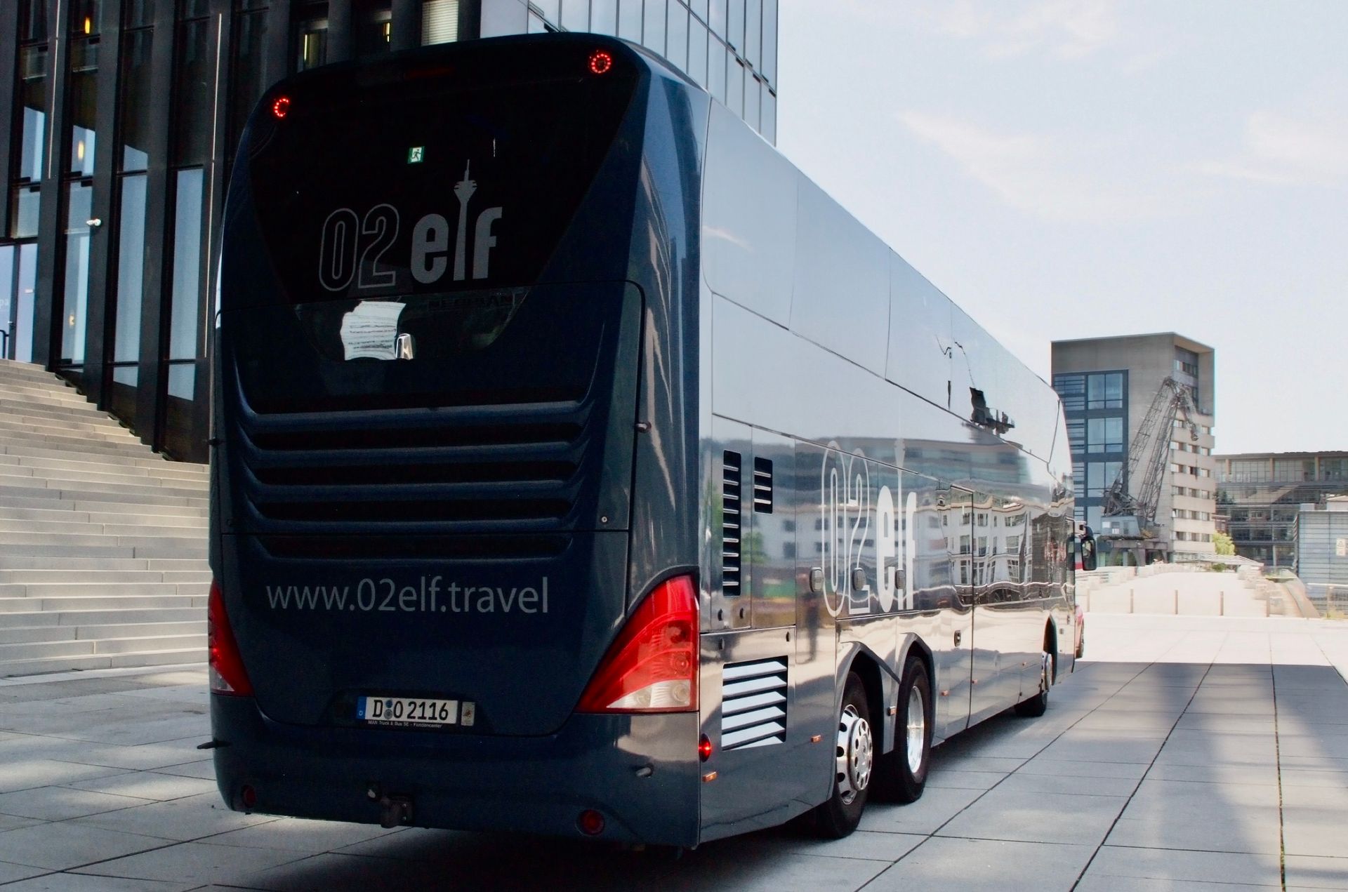 Schwarzer Doppeldecker-Reisebus, der in einer Stadtstraße parkt, Ansicht von hinten