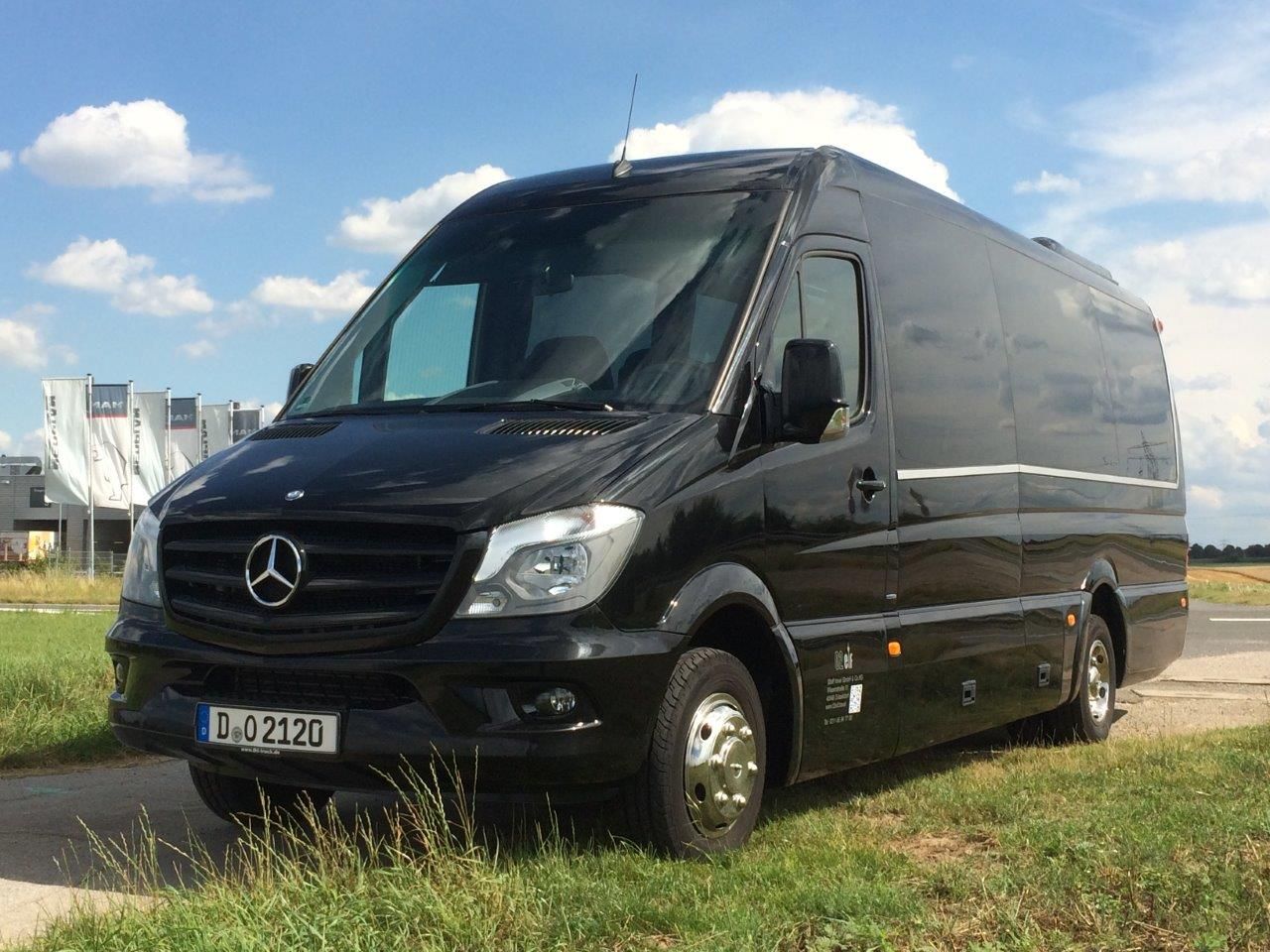 Ein blauer Bus mit der Nummer 12 an der Seite, 02elf Travel GmbH & Co KG
