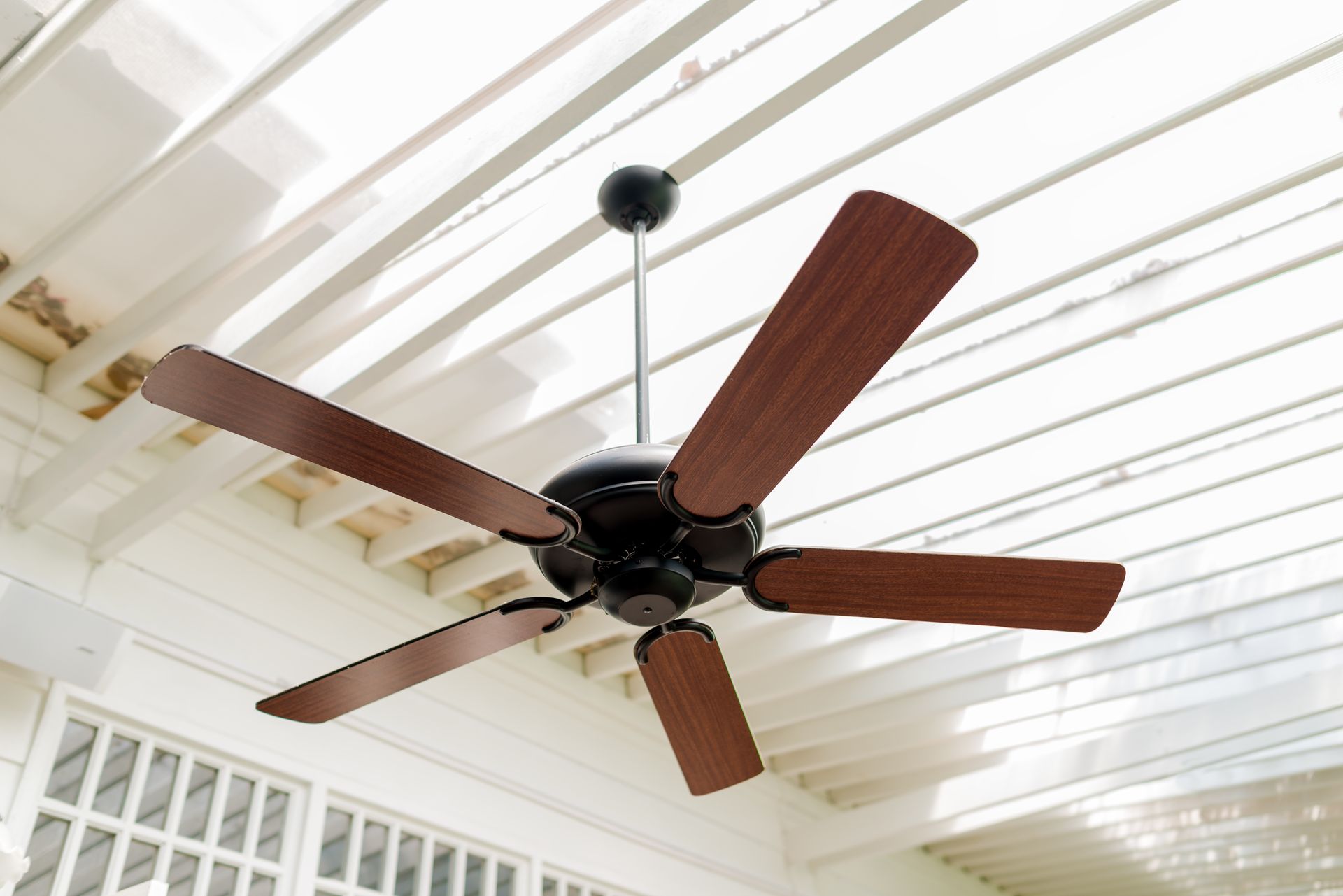 Photo d'un ventilateur de plafond en bois