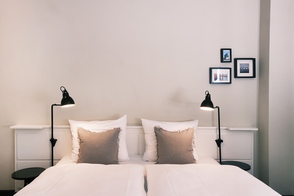 Ein Hotelzimmer mit zwei Betten und zwei Lampen
