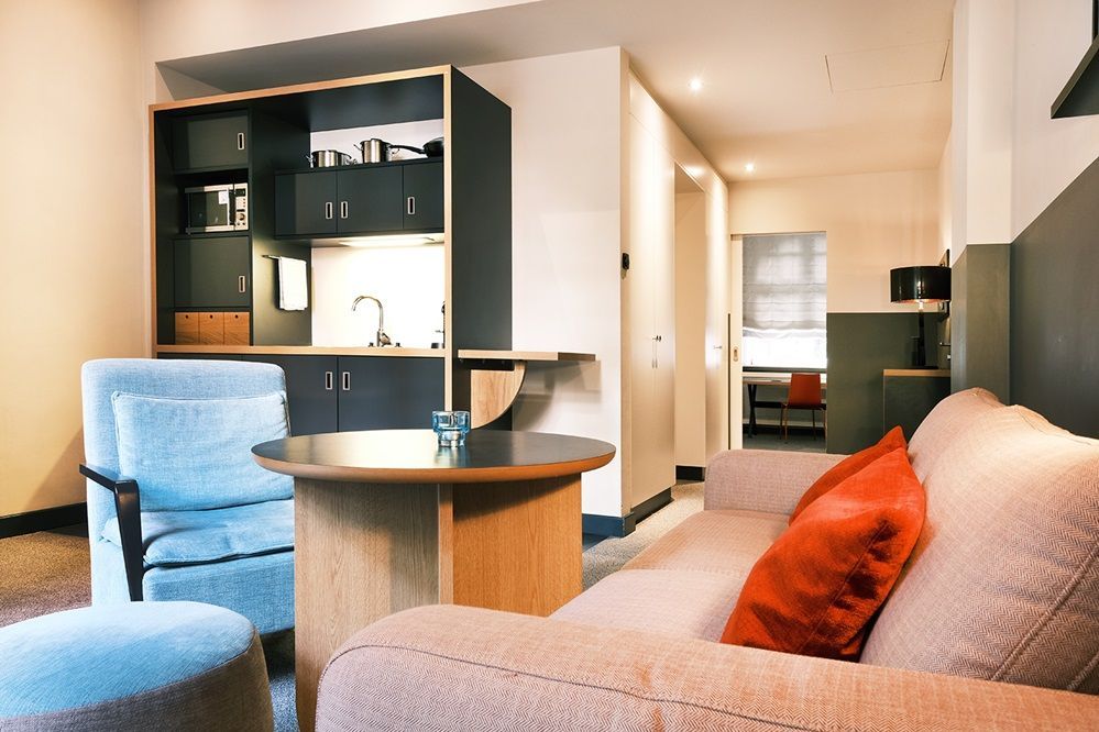 Ein Wohnzimmer mit einer Couch und Stühlen sowie einem Tisch